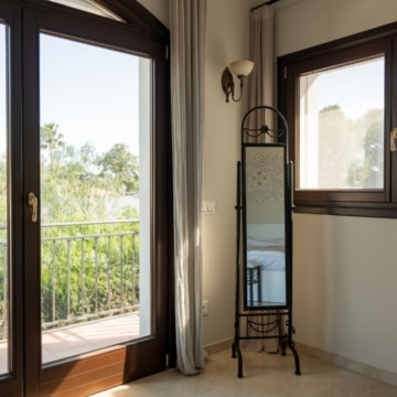 Traditional Andalusian style villa in a secure gated community in El Rosario, Marbella Picture 32