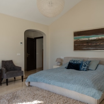 Traditional Andalusian style villa in a secure gated community in El Rosario, Marbella Picture 35