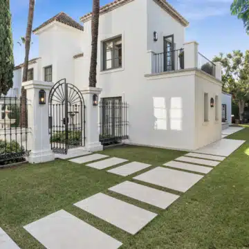 Six bedroom villa with all luxury amenities in Nueva Andalucía, Marbella Picture 1