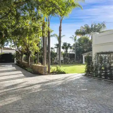 Six bedroom villa with all luxury amenities in Nueva Andalucía, Marbella Picture 23