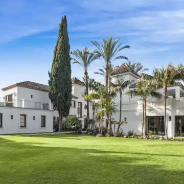 Six bedroom villa with all luxury amenities in Nueva Andalucía, Marbella Picture 27