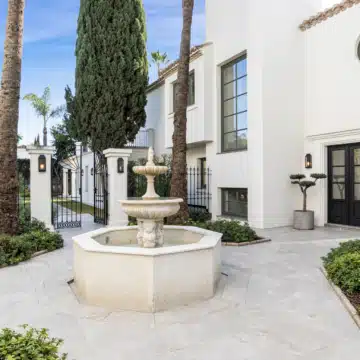 Six bedroom villa with all luxury amenities in Nueva Andalucía, Marbella Picture 9