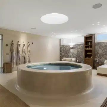 Six bedroom villa with all luxury amenities in Nueva Andalucía, Marbella Picture 38