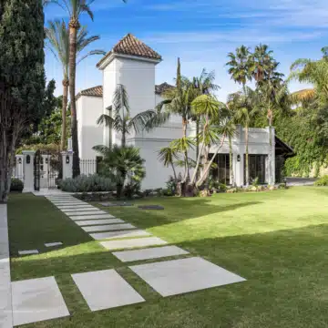 Six bedroom villa with all luxury amenities in Nueva Andalucía, Marbella Picture 45
