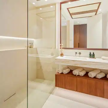 Stylish five bedroom villa with Panoramic Views in Nueva Andalucia, Marbella Picture 9