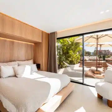 Luxury renovated five bedroom villa with panoramic sea and mountain views in Nueva Andalucía Picture 1