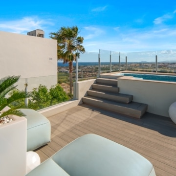Contemporary villa with modern architecture and panoramic coastal views set in the elevated surroundings of Nueva Andalucía Picture 19