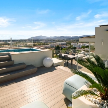 Contemporary villa with modern architecture and panoramic coastal views set in the elevated surroundings of Nueva Andalucía Picture 21