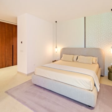 Stylish five bedroom villa with Panoramic Views in Nueva Andalucia, Marbella Picture 23