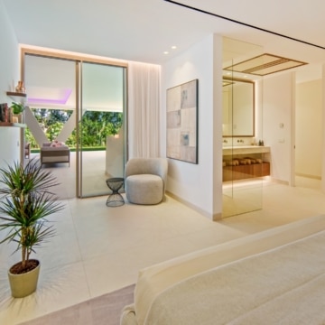 Stylish five bedroom villa with Panoramic Views in Nueva Andalucia, Marbella Picture 24