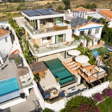 Luxury renovated five bedroom villa with panoramic sea and mountain views in Nueva Andalucía Picture 27