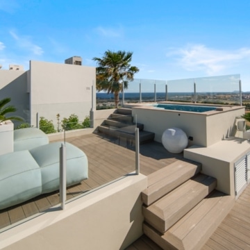 Contemporary villa with modern architecture and panoramic coastal views set in the elevated surroundings of Nueva Andalucía Picture 24
