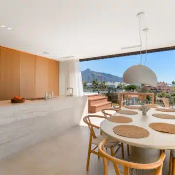 Luxury renovated five bedroom villa with panoramic sea and mountain views in Nueva Andalucía Picture 3