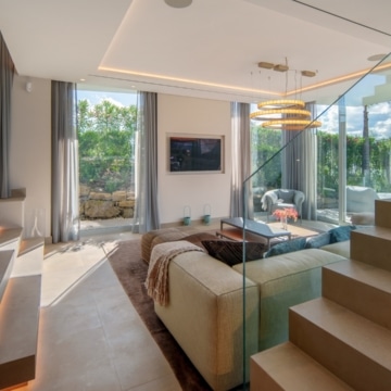 Contemporary villa with modern architecture and panoramic coastal views set in the elevated surroundings of Nueva Andalucía Picture 26