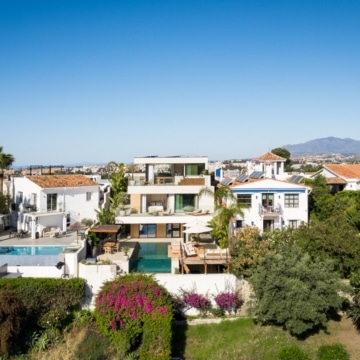 Luxury renovated five bedroom villa with panoramic sea and mountain views in Nueva Andalucía Picture 31