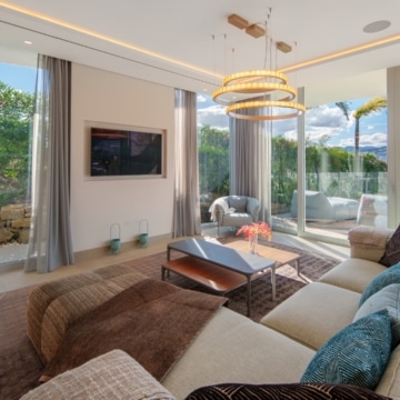 Contemporary villa with modern architecture and panoramic coastal views set in the elevated surroundings of Nueva Andalucía Picture 27