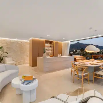Luxury renovated five bedroom villa with panoramic sea and mountain views in Nueva Andalucía Picture 12