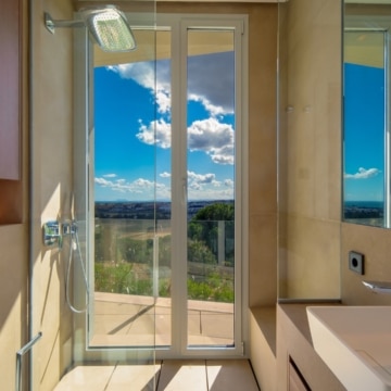 Contemporary villa with modern architecture and panoramic coastal views set in the elevated surroundings of Nueva Andalucía Picture 9