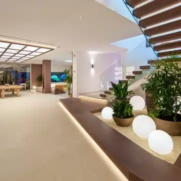 Stylish five bedroom villa with Panoramic Views in Nueva Andalucia, Marbella Picture 10