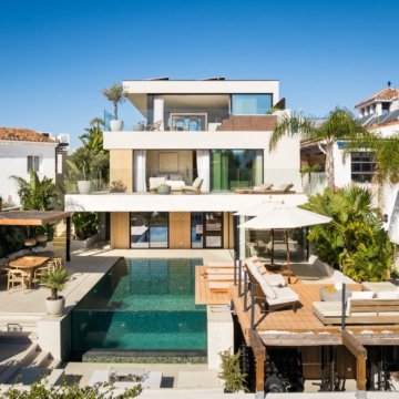 Luxury renovated five bedroom villa with panoramic sea and mountain views in Nueva Andalucía Picture 29