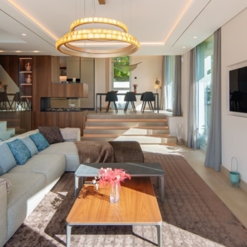 Contemporary villa with modern architecture and panoramic coastal views set in the elevated surroundings of Nueva Andalucía Picture 7