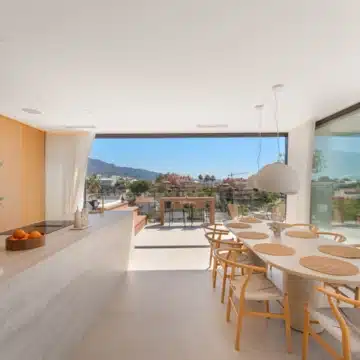Luxury renovated five bedroom villa with panoramic sea and mountain views in Nueva Andalucía Picture 11