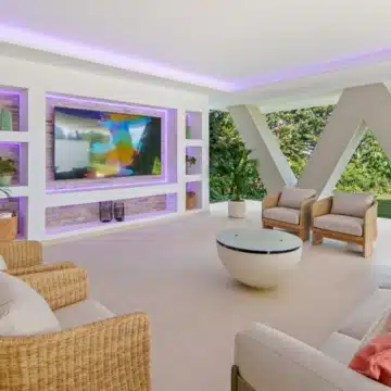 Stylish five bedroom villa with Panoramic Views in Nueva Andalucia, Marbella Picture 3