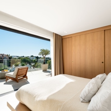 Luxury renovated five bedroom villa with panoramic sea and mountain views in Nueva Andalucía Picture 33