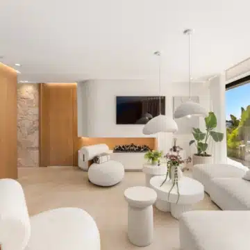 Luxury renovated five bedroom villa with panoramic sea and mountain views in Nueva Andalucía Picture 0