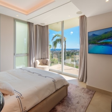 Contemporary villa with modern architecture and panoramic coastal views set in the elevated surroundings of Nueva Andalucía Picture 30