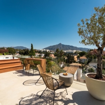Luxury renovated five bedroom villa with panoramic sea and mountain views in Nueva Andalucía Picture 35