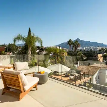 Luxury renovated five bedroom villa with panoramic sea and mountain views in Nueva Andalucía Picture 8