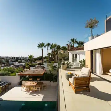 Luxury renovated five bedroom villa with panoramic sea and mountain views in Nueva Andalucía Picture 2