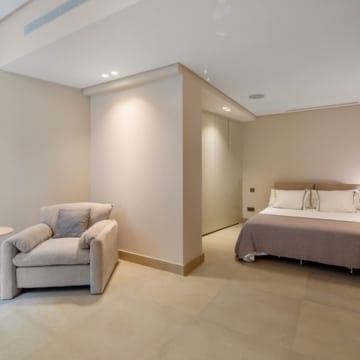 Contemporary villa with modern architecture and panoramic coastal views set in the elevated surroundings of Nueva Andalucía Picture 35