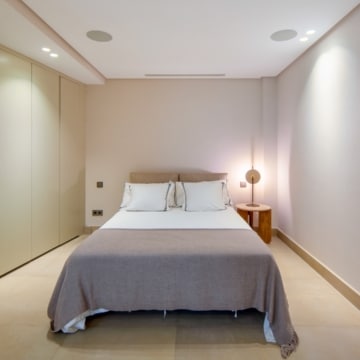 Contemporary villa with modern architecture and panoramic coastal views set in the elevated surroundings of Nueva Andalucía Picture 5