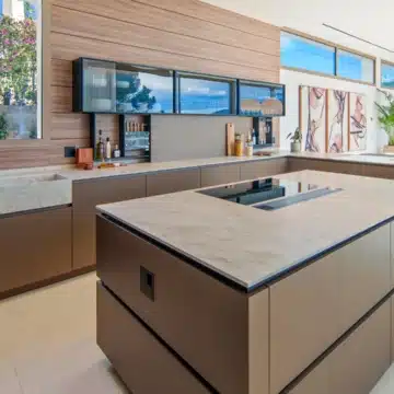 Stylish five bedroom villa with Panoramic Views in Nueva Andalucia, Marbella Picture 6