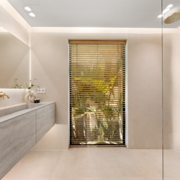 Luxury renovated five bedroom villa with panoramic sea and mountain views in Nueva Andalucía Picture 25