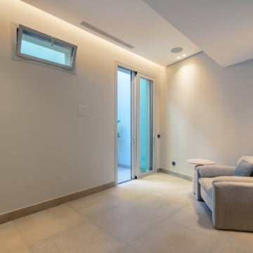 Contemporary villa with modern architecture and panoramic coastal views set in the elevated surroundings of Nueva Andalucía Picture 36