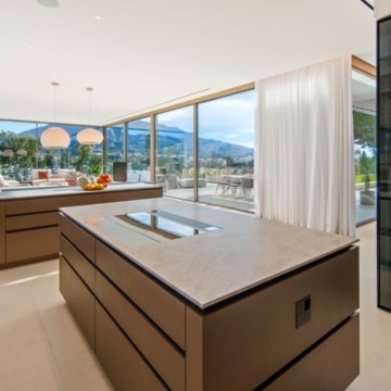 Stylish five bedroom villa with Panoramic Views in Nueva Andalucia, Marbella Picture 36