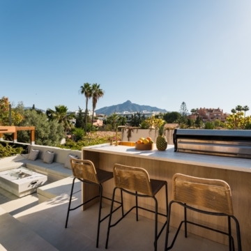 Luxury renovated five bedroom villa with panoramic sea and mountain views in Nueva Andalucía Picture 38