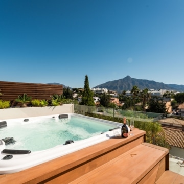 Luxury renovated five bedroom villa with panoramic sea and mountain views in Nueva Andalucía Picture 39