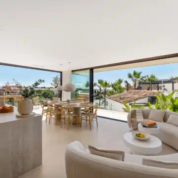Luxury renovated five bedroom villa with panoramic sea and mountain views in Nueva Andalucía Picture 19