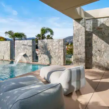 Contemporary villa with modern architecture and panoramic coastal views set in the elevated surroundings of Nueva Andalucía Picture 4