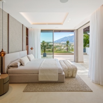 Stylish five bedroom villa with Panoramic Views in Nueva Andalucia, Marbella Picture 41