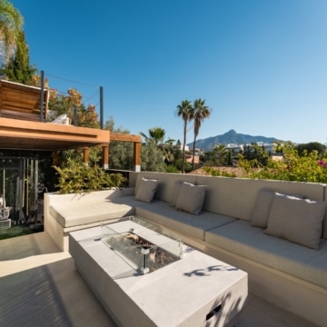 Luxury renovated five bedroom villa with panoramic sea and mountain views in Nueva Andalucía Picture 43