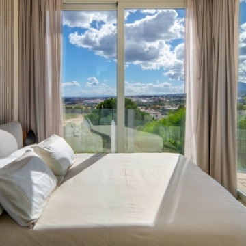 Contemporary villa with modern architecture and panoramic coastal views set in the elevated surroundings of Nueva Andalucía Picture 13