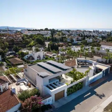 Luxury renovated five bedroom villa with panoramic sea and mountain views in Nueva Andalucía Picture 4