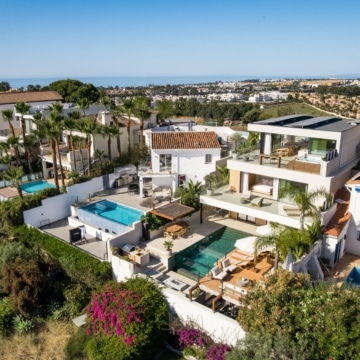 Luxury renovated five bedroom villa with panoramic sea and mountain views in Nueva Andalucía Picture 45