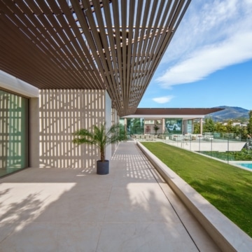 Stylish five bedroom villa with Panoramic Views in Nueva Andalucia, Marbella Picture 43