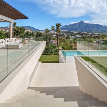 Stylish five bedroom villa with Panoramic Views in Nueva Andalucia, Marbella Picture 44